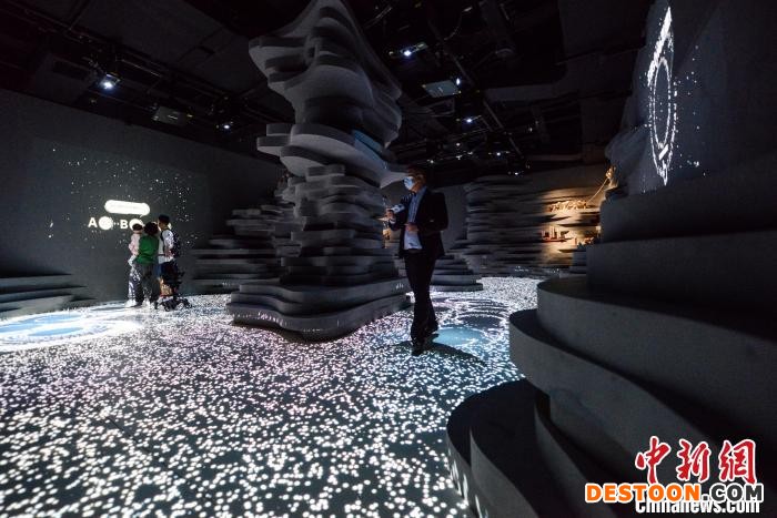 图为观众在重庆规划展览馆新馆体验“山清水秀美丽之地”结构投影秀。 何蓬磊 摄