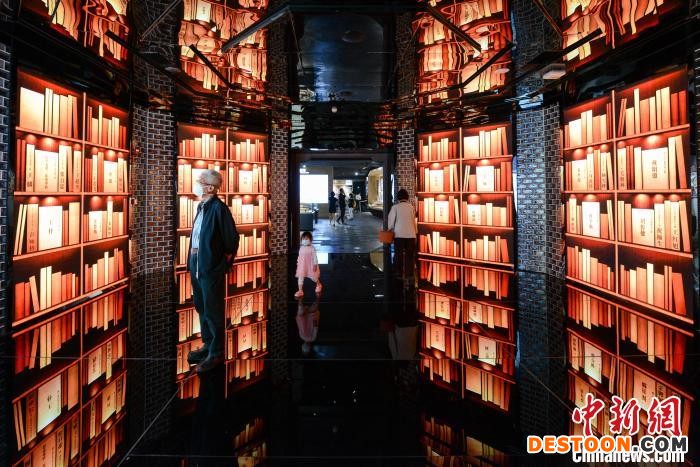 图为观众在重庆规划展览馆新馆的重庆历史名人展厅参观。 何蓬磊 摄