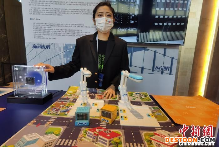 东方创科展示基于OpenHarmony开发的教育类产品。 郑小红 摄