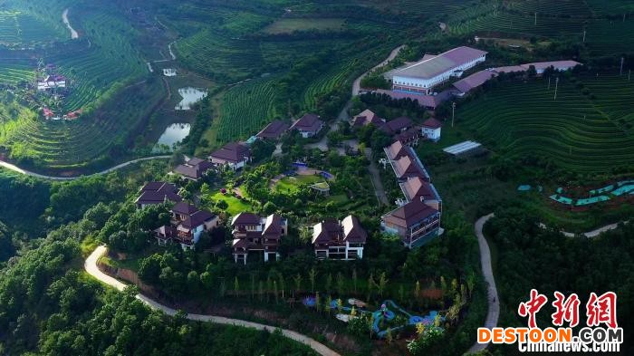 图为双江县一家建在半山上的酒店。 双江县融媒体中心供图