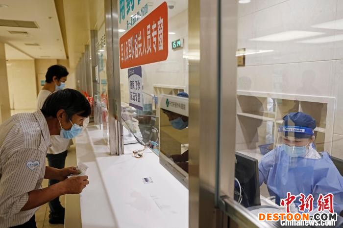 配药市民正在便民门诊取药专窗拿药。 殷立勤 摄