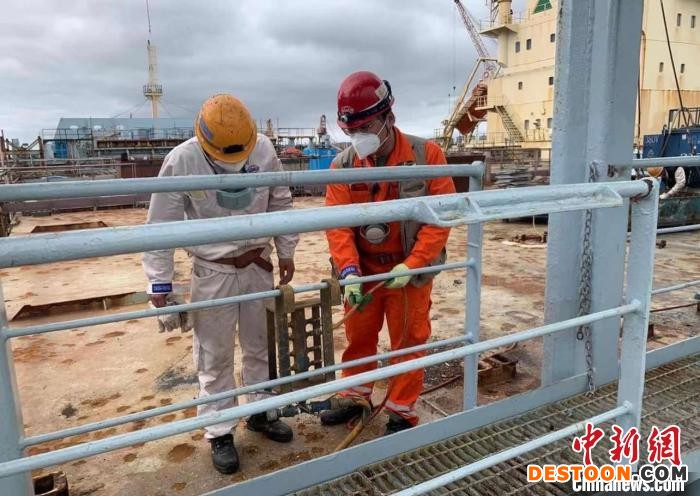 工作人员做开船前准备。 上海崇明融媒体供图