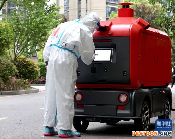 4月25日，维护智能快递车运转的工作人员在设置智能快递车行车线路。