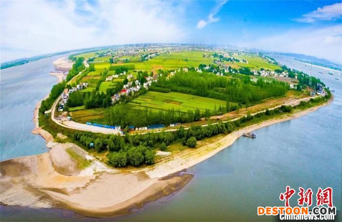 图为航拍武汉至安庆段6米水深航道整治工程生态效果显现 陈宇 摄
