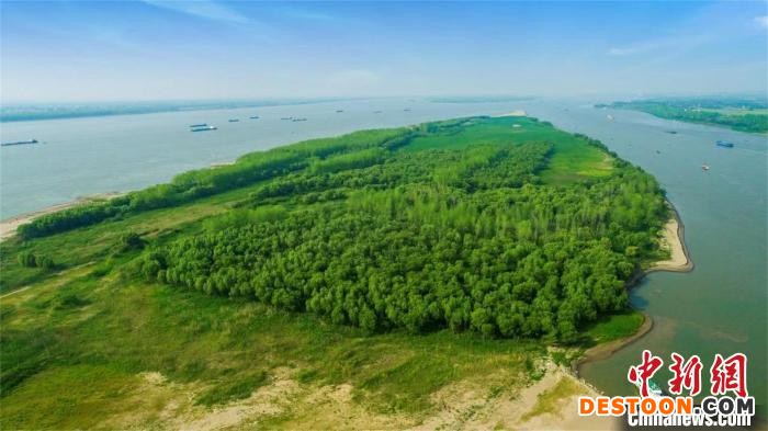 图为航拍水清岸绿的武汉至安庆段6米水深航道整治工程 陈宇 摄