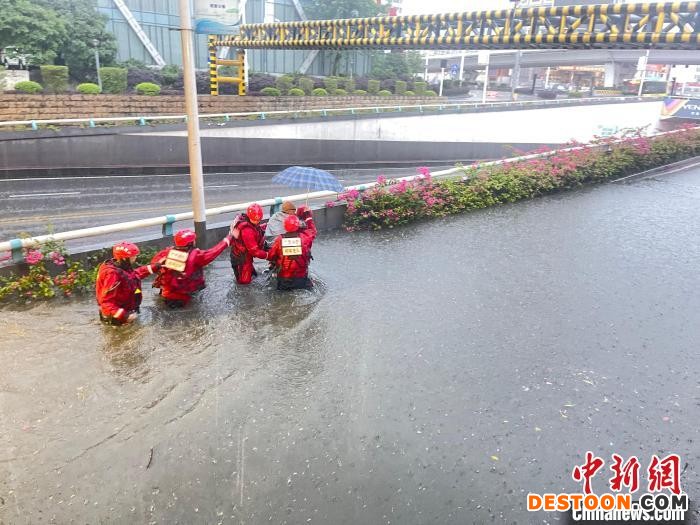图为消防员成功营救被困人员。 莫志鹏 摄