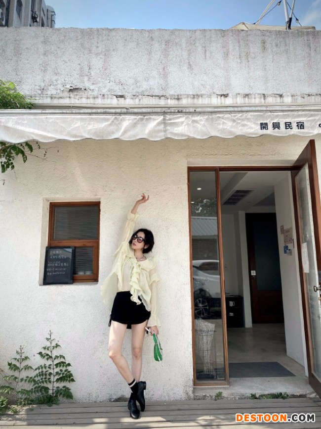 陈小纭晒出游美照 穿热裤细白长腿吸睛