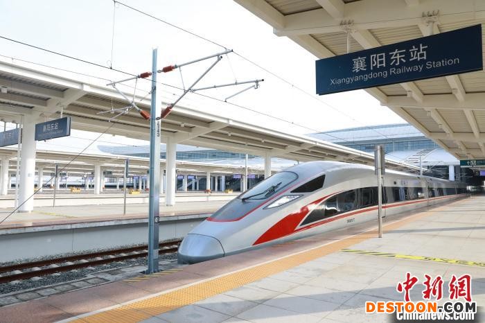 试验列车从襄阳东站驶出 李涛 摄