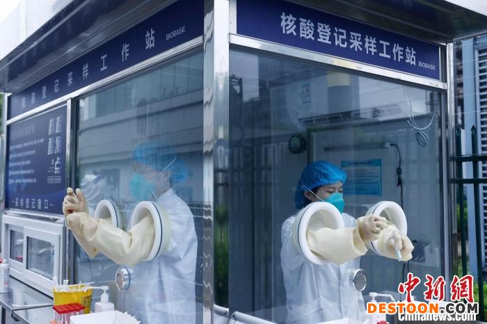 医护人员在北外滩核酸检测便民采样点工作着。 殷立勤 摄
