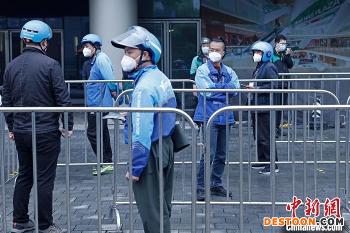 民众在北外滩核酸检测便民采样点有序等待进行核酸采样。 殷立勤 摄