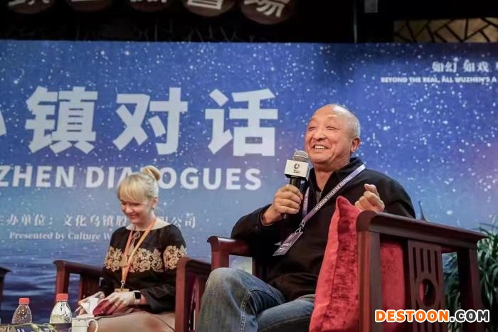 2019年，刘恒参加乌镇戏剧节的交流活动。(受访者供图/《中国新闻》报 发)