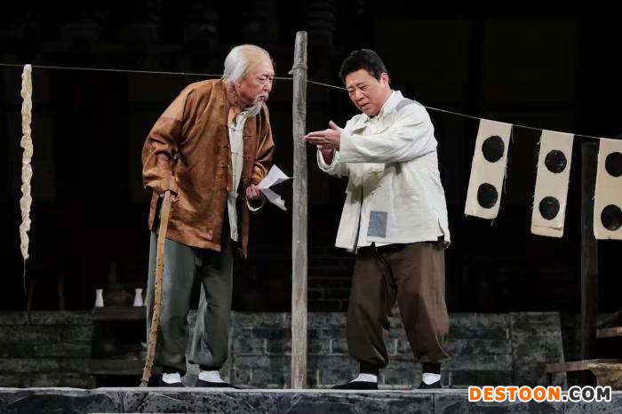 《窝头会馆》中的郭德纲(右)和于谦。(龙马社供图)