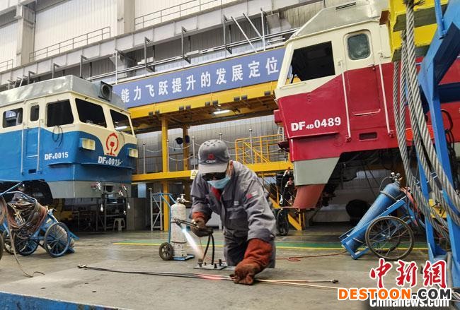 图为4月底，位于兰州市安宁区沙井驿的中车兰州机车有限公司整体搬迁项目新厂区。 冯志军 摄