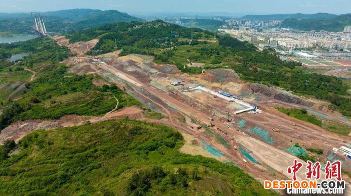 航拍开建的成自宜高铁临港站，远处为建设中的临港公铁两用长江大桥。 刘忠俊 摄