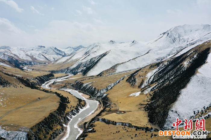 图为青海玉树藏族自治州境内风景。 李江宁 摄
