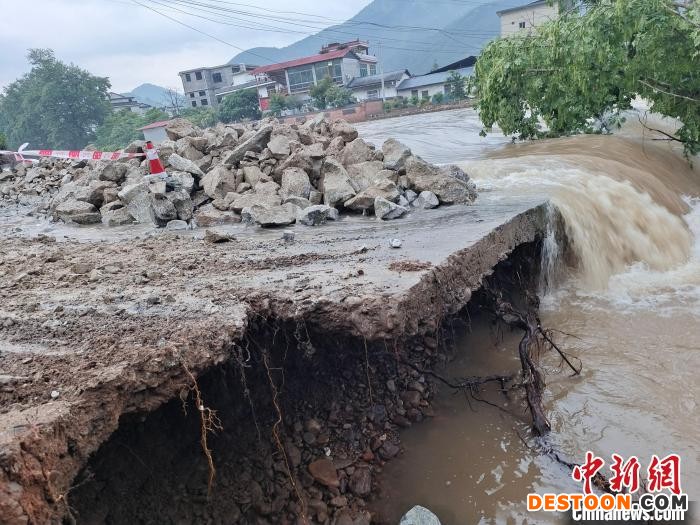 图为桂林恭城观音乡遭受强降雨袭击，河流水位上涨。 蒋治宇 摄