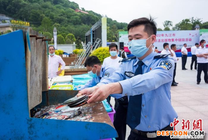 4月26日，在江西省九江市都昌县侵权盗版及非法出版物物集中销毁现场，执法人员在销毁非法、盗版光碟。 傅建斌 摄