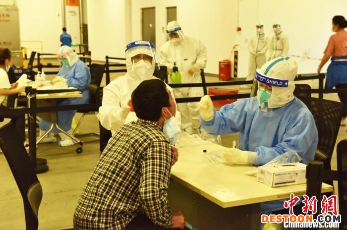 医院利用企业早晚班次衔接时段灵活安排采样，以节约更多时间。 王文娜 摄