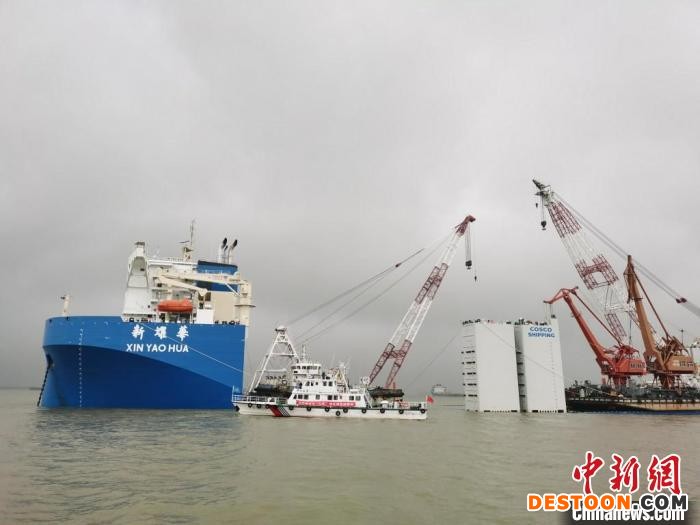 “新耀华”轮正在卸载船只。 常熟海事局供图