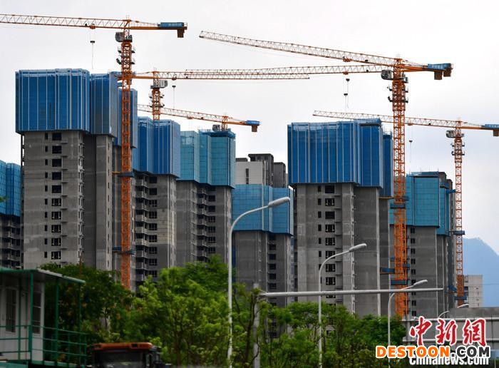 资料图：正在建设中的房地产楼盘。 中新社记者 张斌 摄