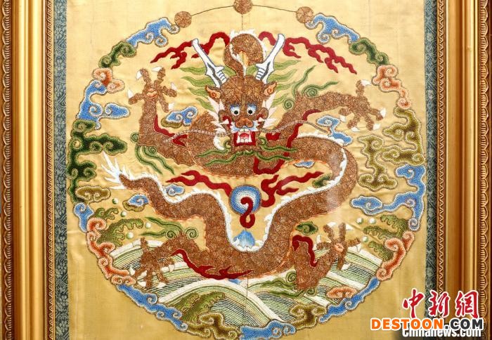 郭永生的作品《平金打籽云龙纹修复图》。 吕明会 摄