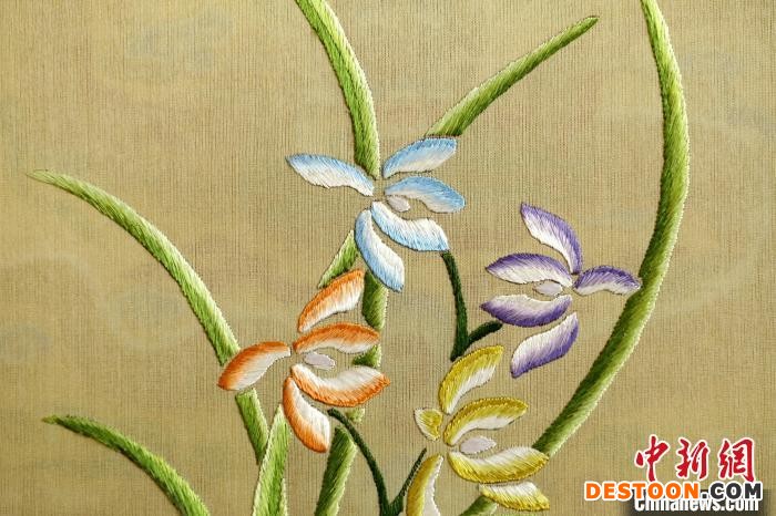 郭庆生创作的《蝴蝶兰草图》。 吕明会 摄