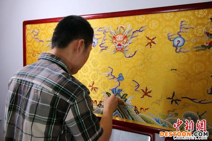 郭庆生在完成他的作品。 吕明会 摄