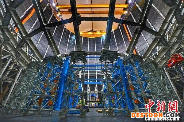 江门中微子实验，地下实验厅探测器安装仰拍图。 中科院高能所 供图