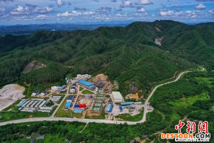 江门中微子实验，不锈钢网壳安装。 中科院高能所 供图