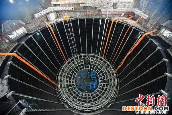 江门中微子实验，地下实验厅探测器安装俯瞰图。 中科院高能所 供图