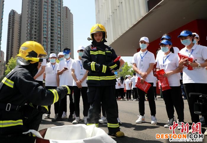 消防员讲解灭火毯使用方法和注意事项。 成都消防供图