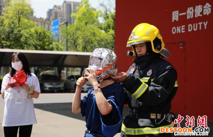 消防员教志愿者们如何使用自救呼吸器火场逃生。 成都消防供图