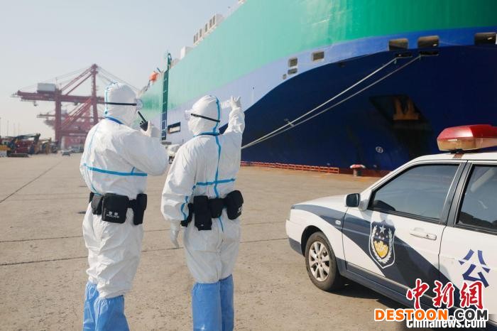 边检民警身着防护服在码头执勤。 上海边检总站供图