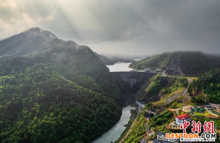 航拍江西萍乡多彩田园云雾缭绕山清水秀