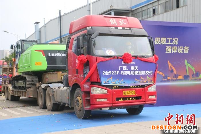 图为柳工挖掘机批量交付。 林馨 摄