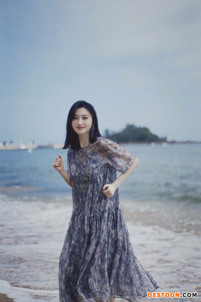 景甜海边美照曝光 穿碎花纱裙回眸气质清冷