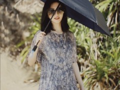 景甜海边美照曝光 穿碎花纱裙回眸气质清冷