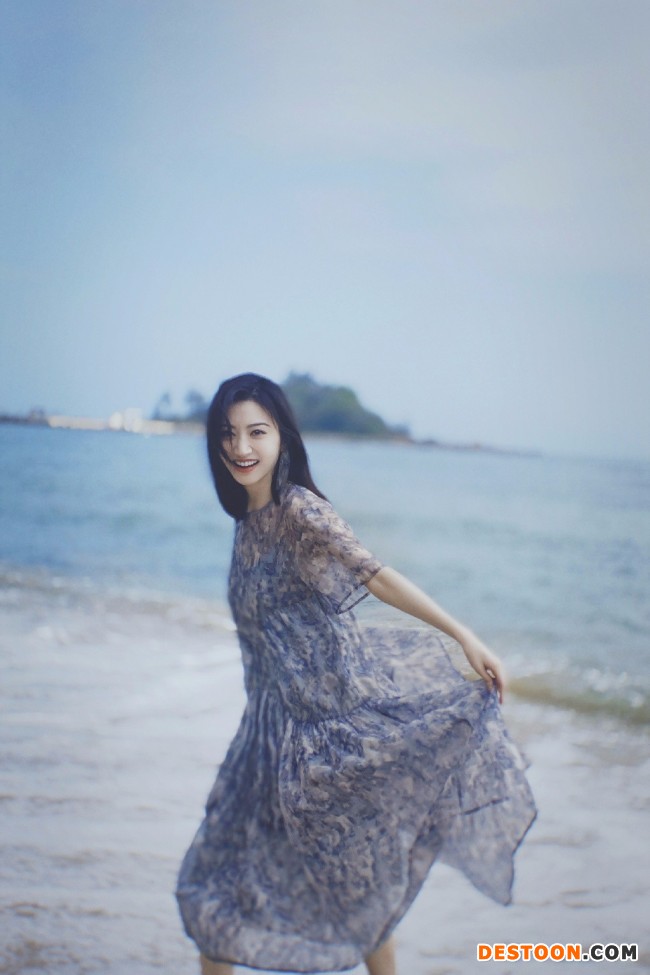 景甜海边美照曝光 穿碎花纱裙回眸气质清冷