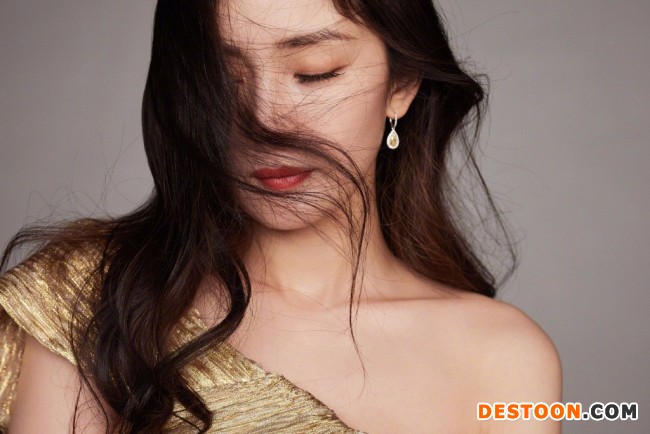 女神气场！杨幂穿香槟色曳地长裙美艳动人