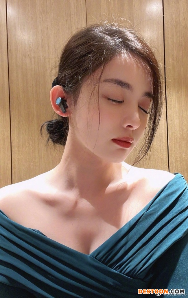 娜扎对镜玩自拍 穿露肩装姿态慵懒眼神撩人