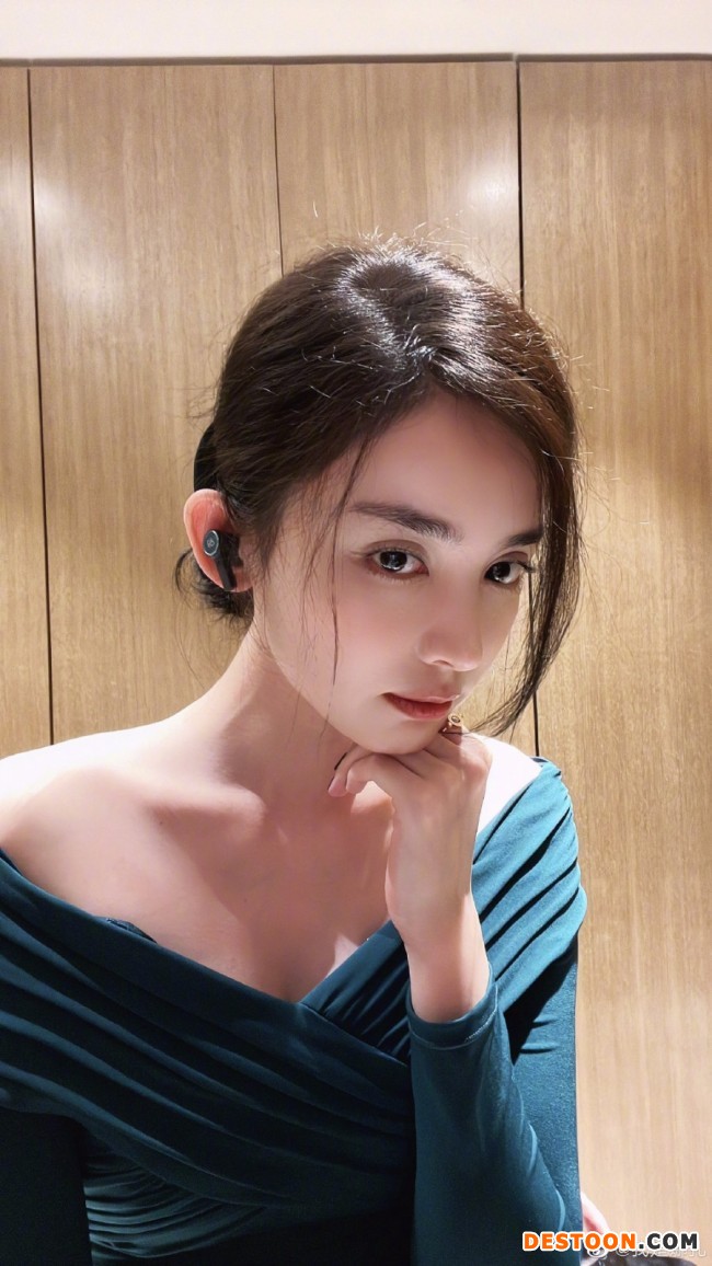 娜扎对镜玩自拍 穿露肩装姿态慵懒眼神撩人