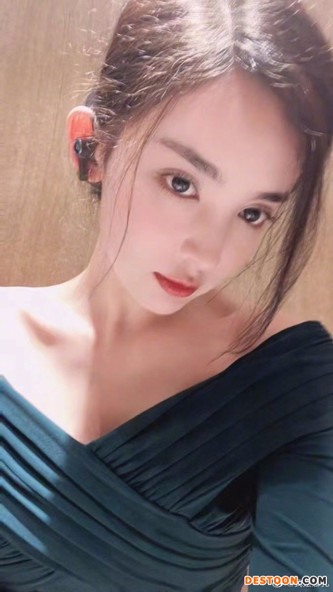 娜扎对镜玩自拍 穿露肩装姿态慵懒眼神撩人