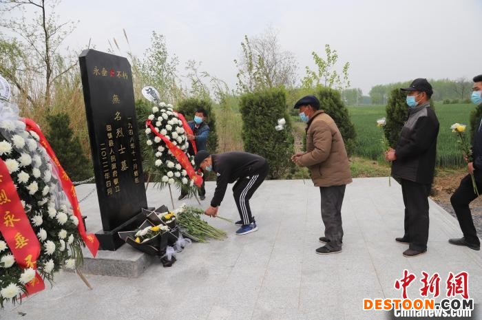 当地群众自发向无名烈士墓敬献鲜花 王问 摄