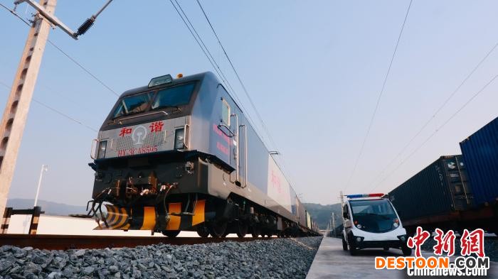 图为中老铁路国际货运列车。 磨憨边检站 摄
