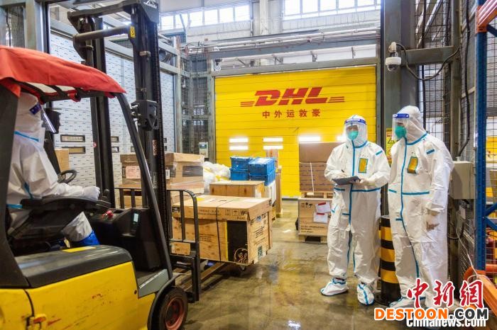 图为首都机场海关关员对进口快件进行监管。 方星 摄