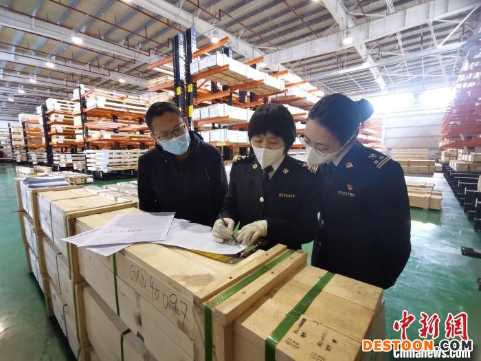 图为天竺海关关员在综保区内加工贸易企业实地了解企业发展需求。 张姗姗 摄