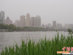 兰州再遇沙尘天气 城市被浮尘笼罩