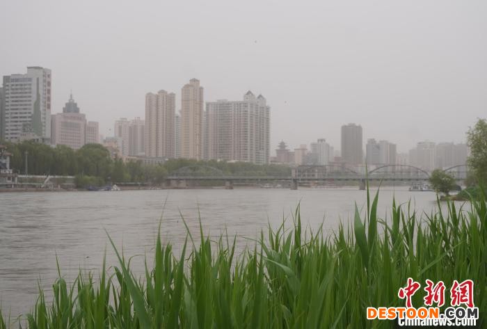 兰州再遇沙尘天气城市被浮尘笼罩