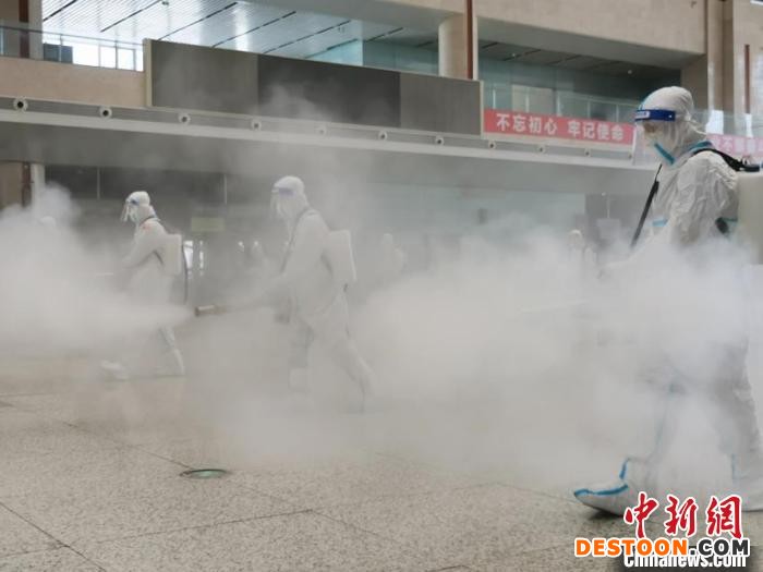 消防员正在进行消杀，为恢复列车运行做准备。 石洪宇 摄