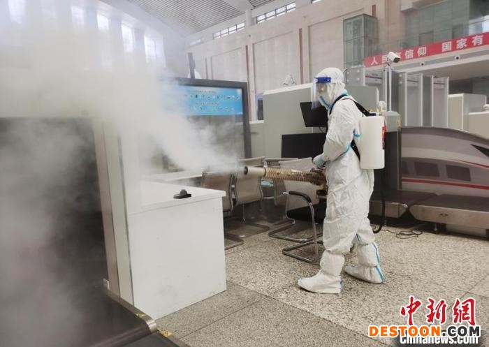 消防员正在进行消杀，为恢复列车运行做准备。 石洪宇 摄